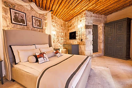 Superior Cave Room