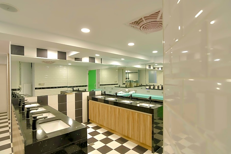 Flyinn Hostel