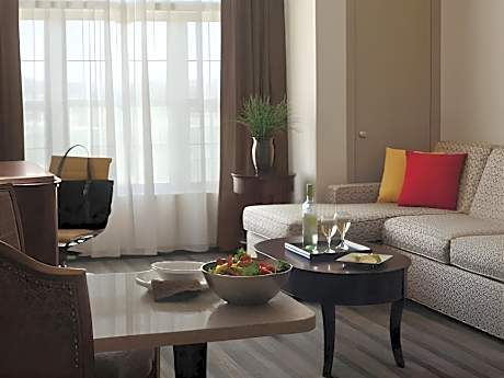 One-Bedroom Queen Suite with Accessible Tub