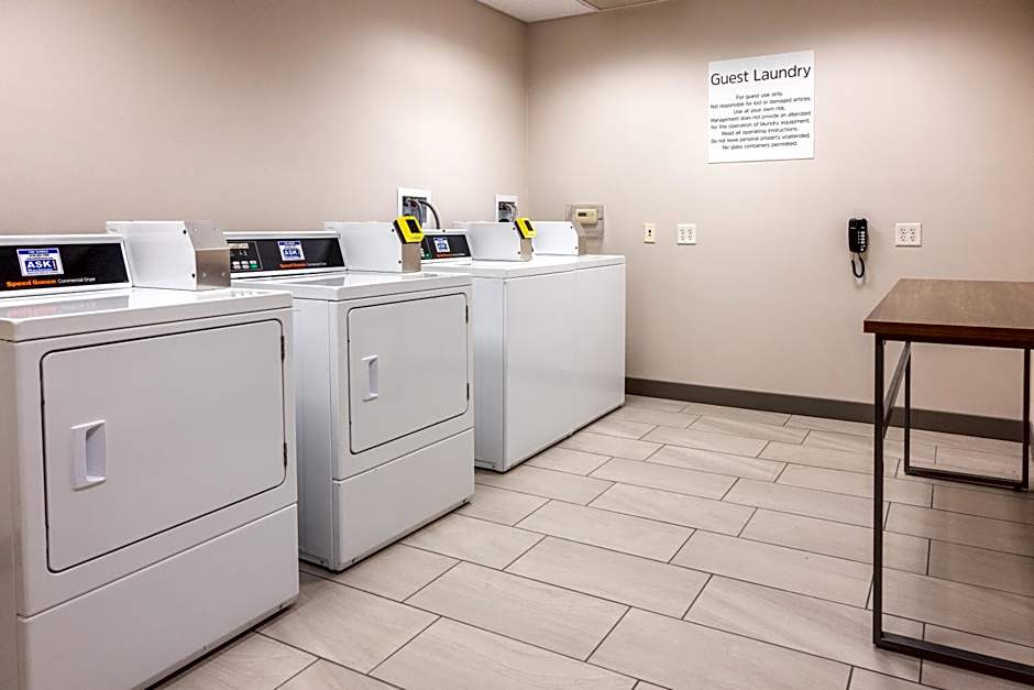 Holiday Inn Express and Suites Wichita Airport By IHG