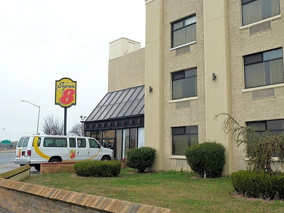 Super 8 Jamaica North Conduit – New York, NY