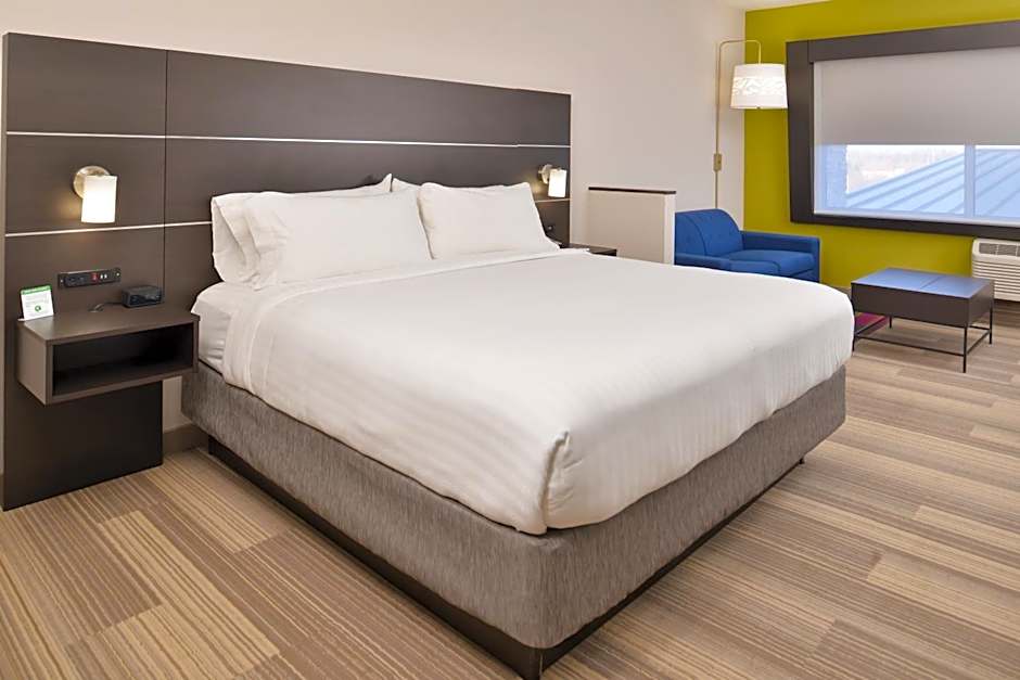 Holiday Inn Express & Suites Kansas City - Lees Summit By IHG