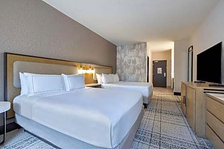 2 Queen Mobility/Hearing Accessible w/Bathtub