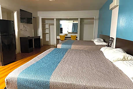 2 Queen Beds with Kitchenette Non-Smoking