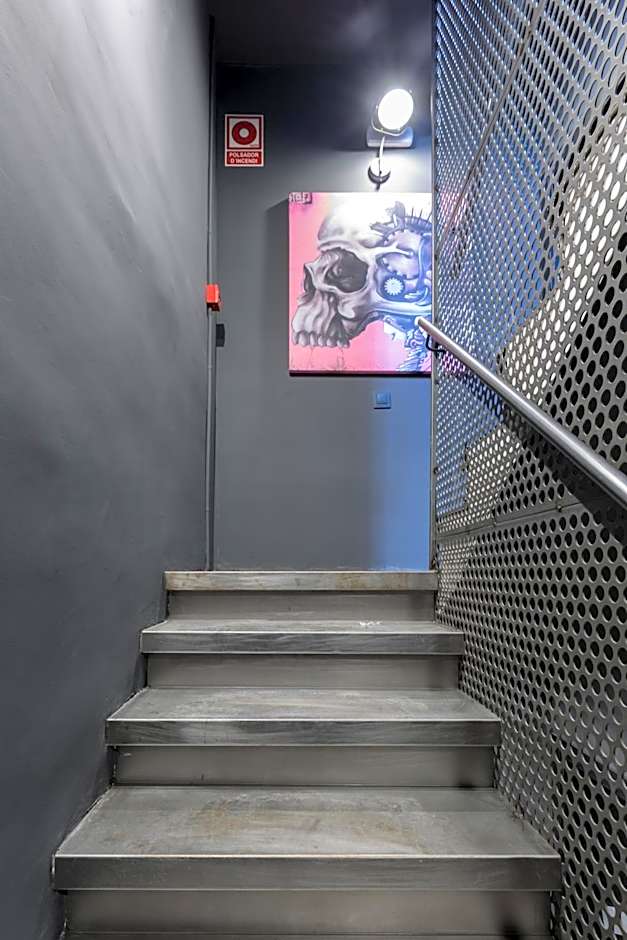 Airhostel Barcelona Airport 24h