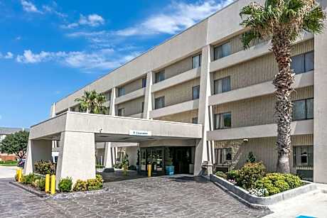 Baymont by Wyndham Arlington At Six Flags Dr