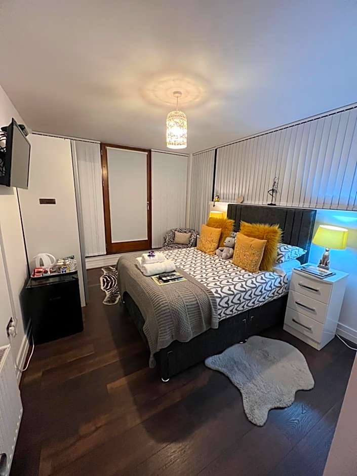 James Clow Bed & Breakfast & Apartments
