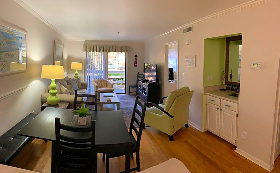 Beautiful Hilton Head Condo, Steps from Ocean, 1st Floor, 2bd / 2ba, and more!