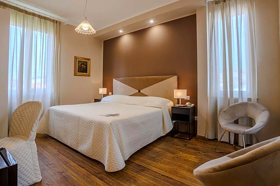 Photo 1 of 10 of Deluxe 1 Double Bed or 2 Beds, Jetted Tub