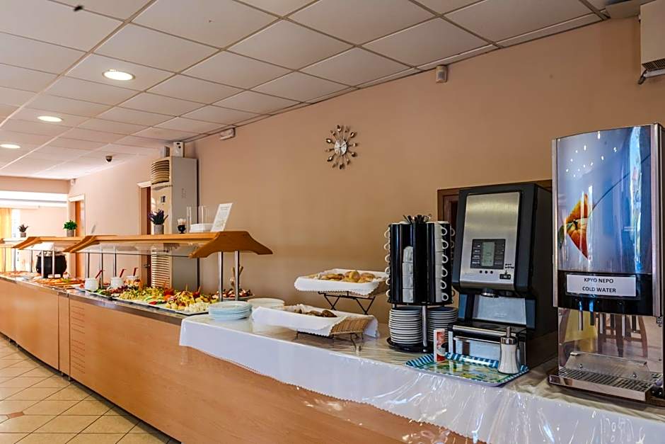Village Inn Studios & Family Apartments