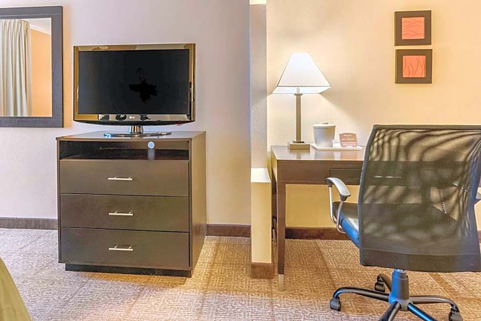 Quality Inn & Suites Lenexa Kansas City