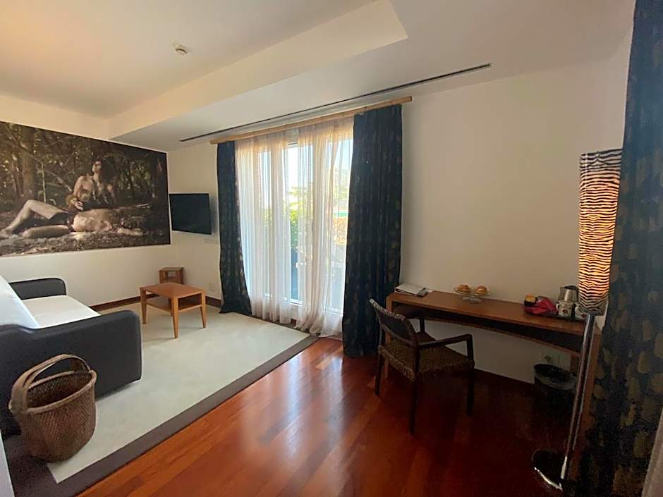 Card International Hotel