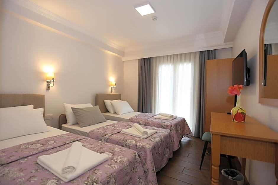 AtaÇesme Otel