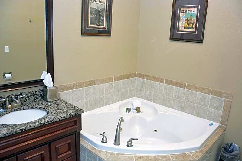 Roosevelt Inn & Suites