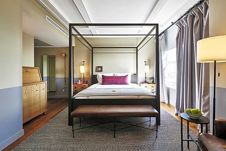 Photo 1 of 5 of Superior 1 King Bed