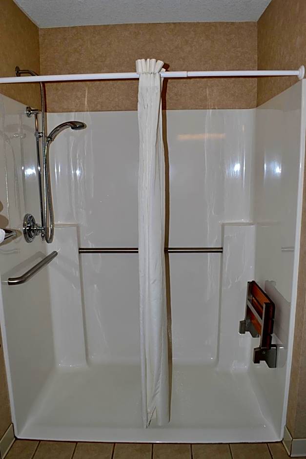 Paola Inn and Suites