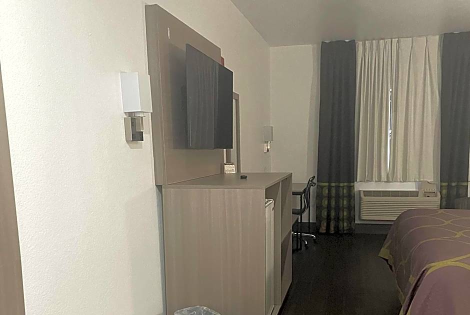 Super 8 by Wyndham Weatherford