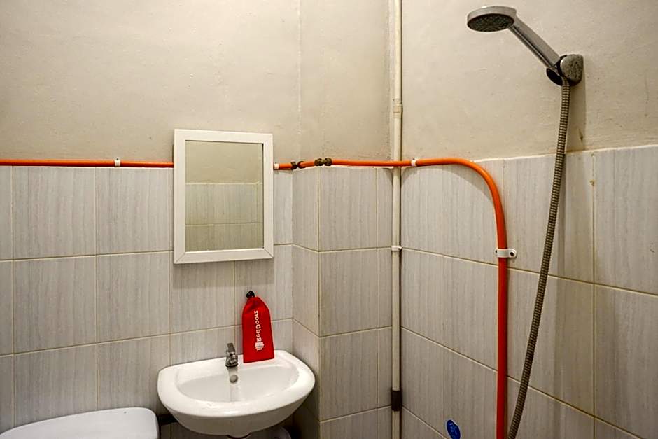 RedDoorz near Stasiun Tawang Semarang