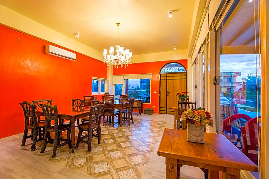 Colorful Wooden Horse Homestay – Luodong, WV