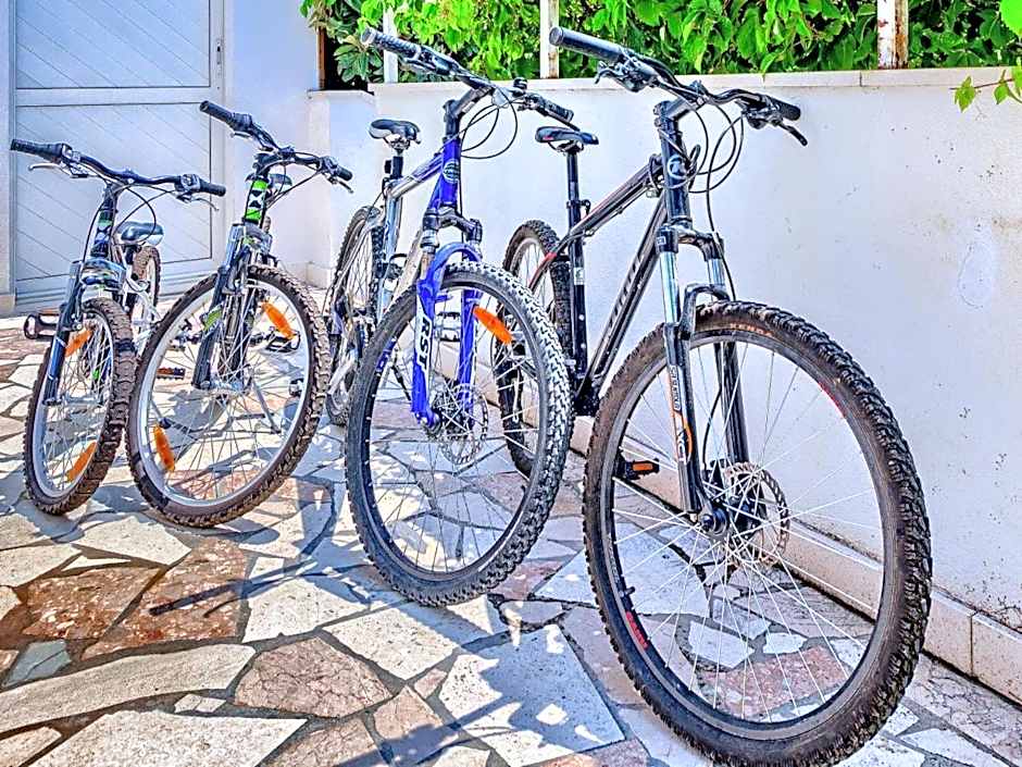 Charming Villa Marin, 30 meters From The Beach, Pool heated, Split-Trogir area