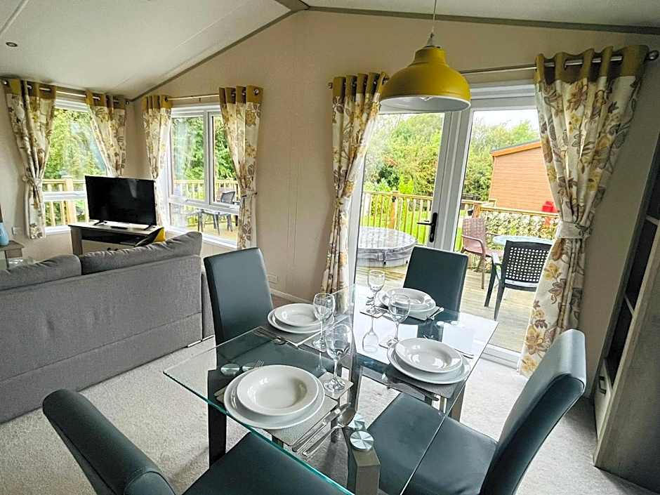 Springwell Lodge With Hot Tub