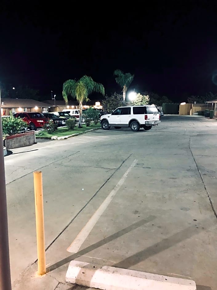 Toppers Motel