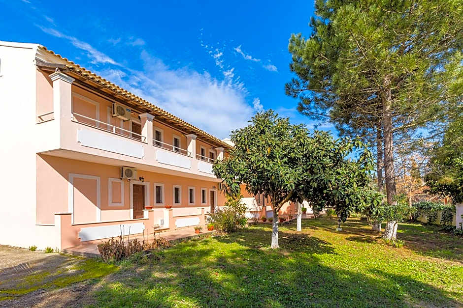 Nikos Pool House & Apartments