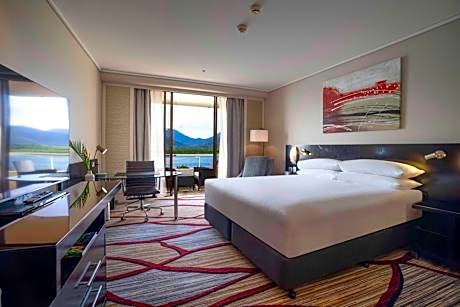 King Hilton Executive Room with Water View