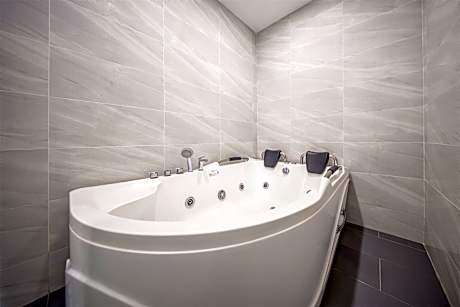 Suite - 3 King Beds Non-Smoking Presidential Room Jacuzzi Wi-Fi Coffee And Tea Maker Full Breakfast