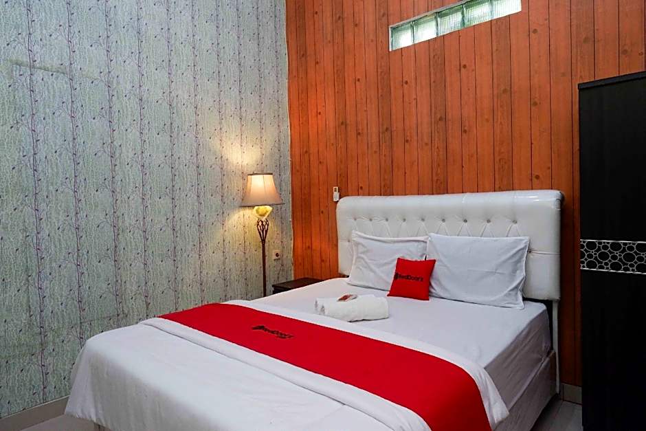 RedDoorz Syariah near RS Mitra Siaga