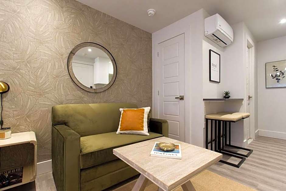 Palms Little Italy Studio with full bathroom by Denstays