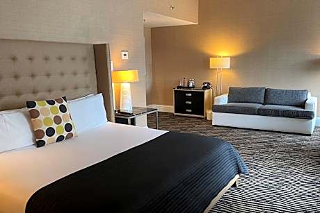 Deluxe King Room with Partial Ocean View