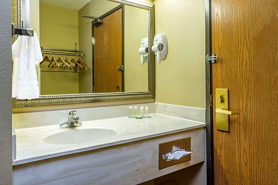 Super 8 by Wyndham Troy IL/St. Louis Area