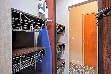Deluxe King Room with Roll-In Shower - Disability Access