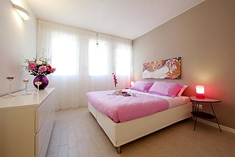 One-Bedroom Apartment with Free Parking