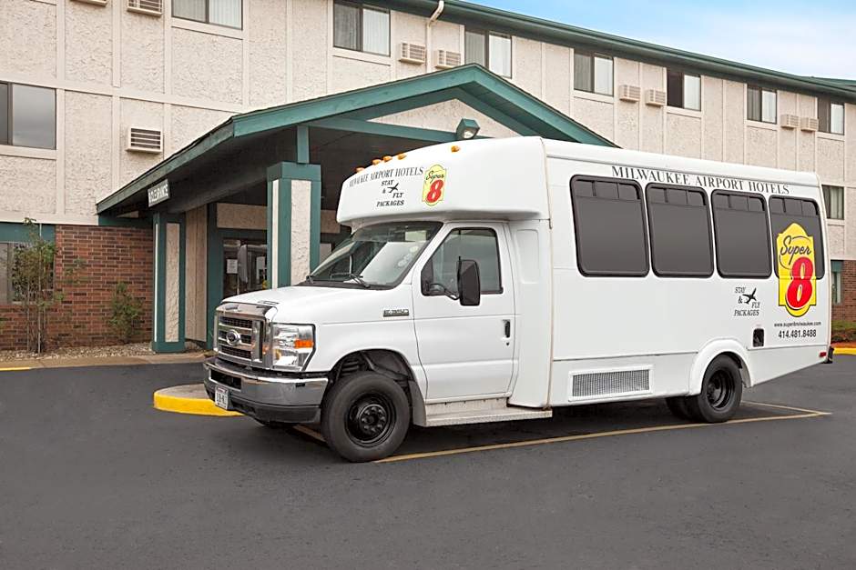 Super 8 by Wyndham Milwaukee Airport