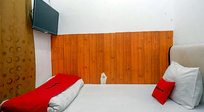 RedDoorz @ Golden Inn Tugu Yogyakarta