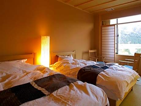 Japanese-Style Twin Room with Dining Area and Shared Bathroom "Kokeshimizu"