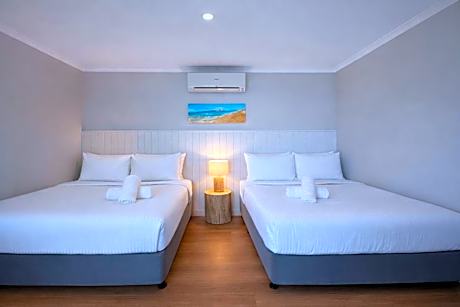 Three-Bedroom House - Water Front