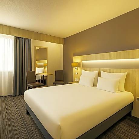Comfort Queen Room with Pool View - Non-Smoking