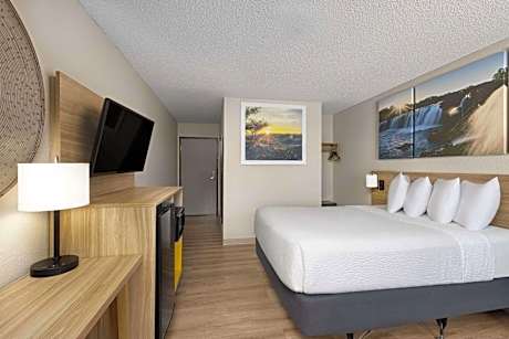 Queen Room - Mobility Access/Non-Smoking