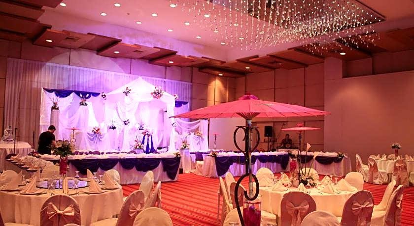 Pinnacle Hotel And Suites