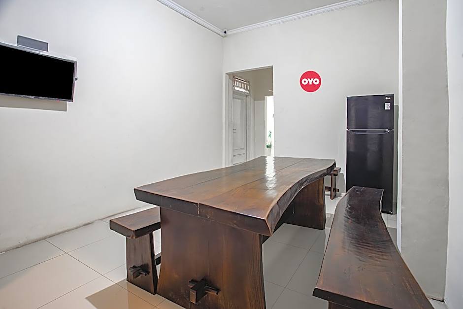 OYO 93477 Almahyra Guest House Syariah