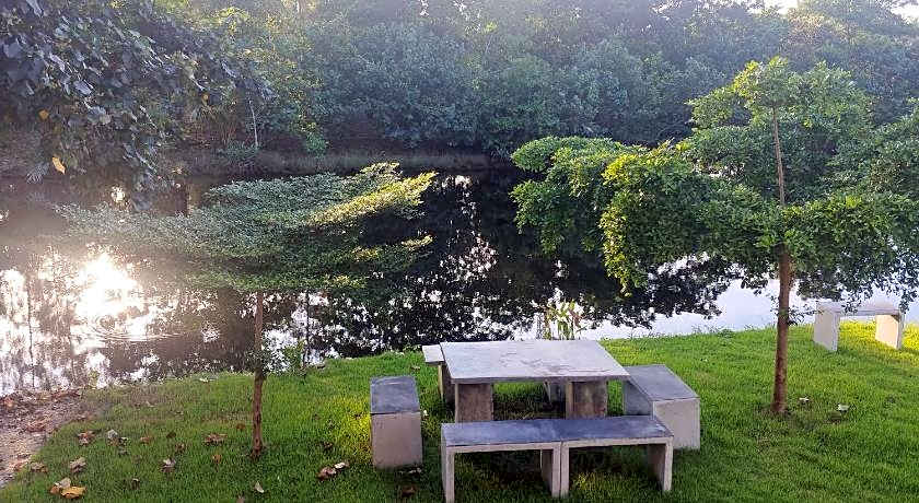 Thipburee Riverside Hotel