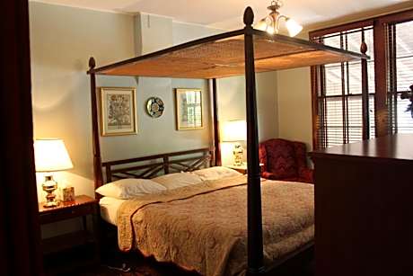 Two-Bedroom Suite with Two Queen Beds and One Bath