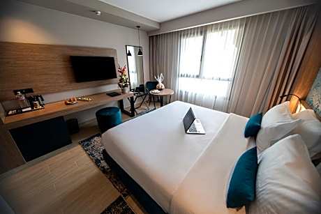 Golden Tulip Suite - 1 King Bed 2 Single Beds