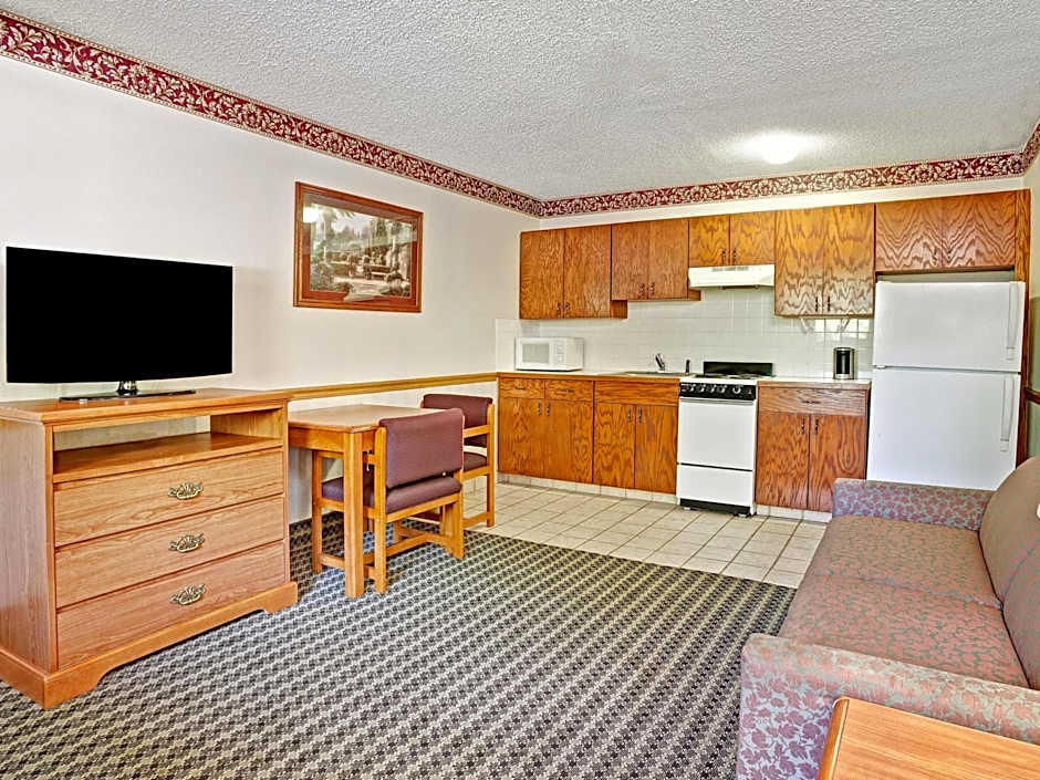 Days Inn & Suites by Wyndham Monroe