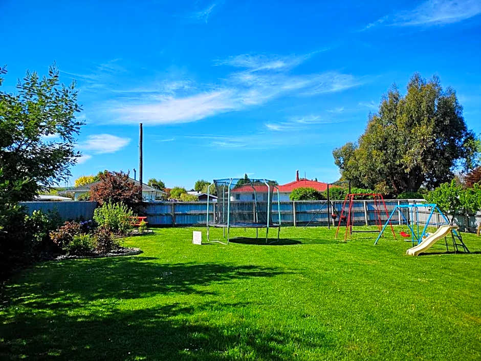 Colonial Lodge Motel