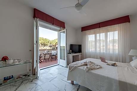 Family Room (2 Adults + 2 Children)