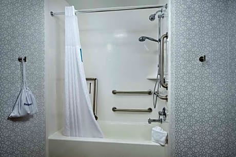 1 King Mobility Access With Tub Nonsmoking